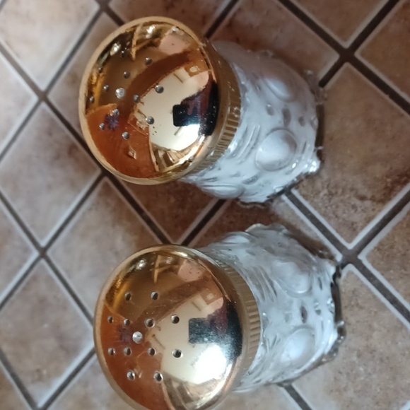 Avon Collectable Vintage Salt & Pepper Shakers/W Roses Rose's Powder - Picture 5 of 6